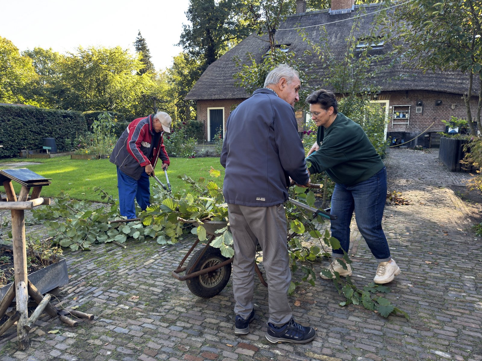 Druk in de tuin bezig