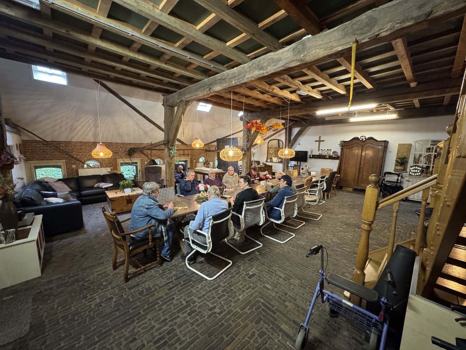 De binnenlocatie met eettafel en relaxhoek